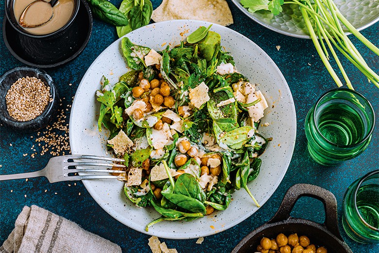 Kichererbsen-Spinat-Salat mit Tahin und Papadams