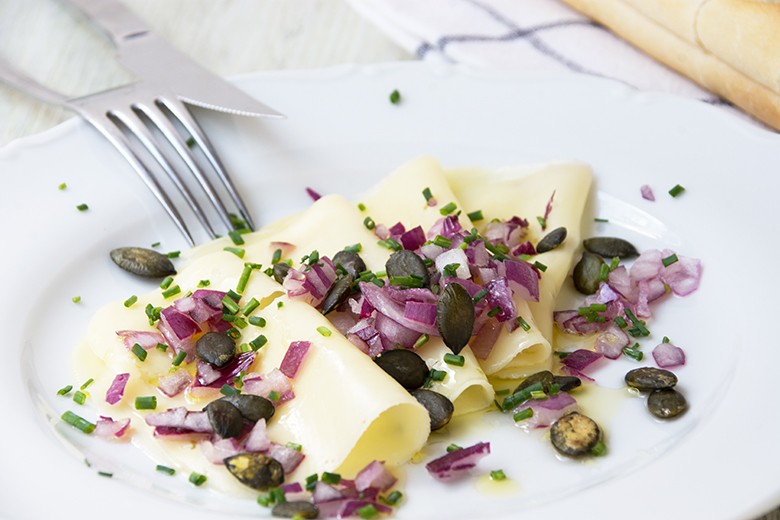 Bergkäse mit Kürbiskern-Dressing
