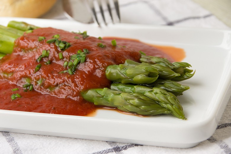 Spargel mit Tomatensauce