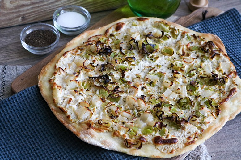 Flammkuchen mit Lauch und Ziegenkäse