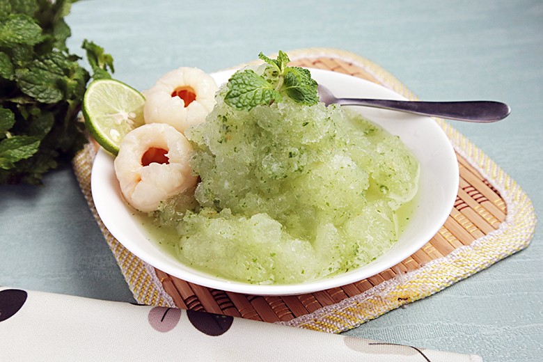 Litschisorbet mit Minze und Limette