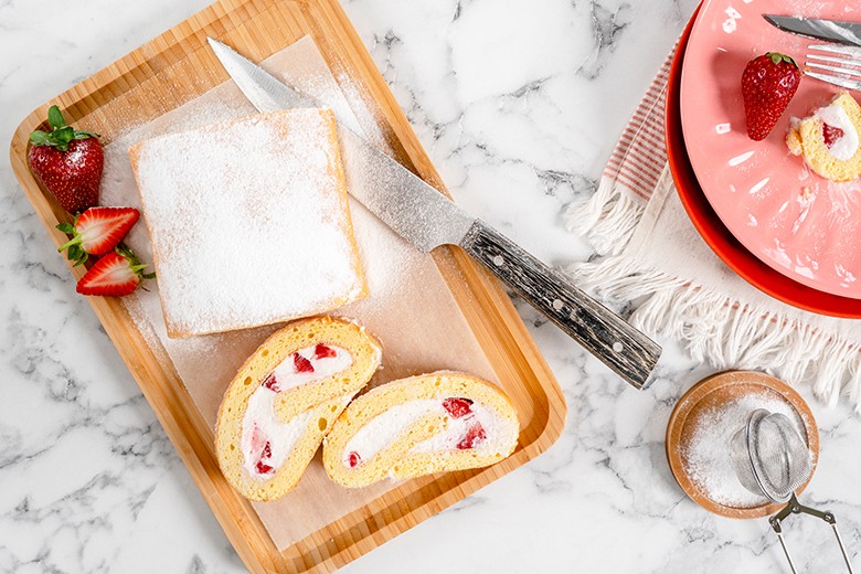Einfache Erdbeerroulade mit Sahne