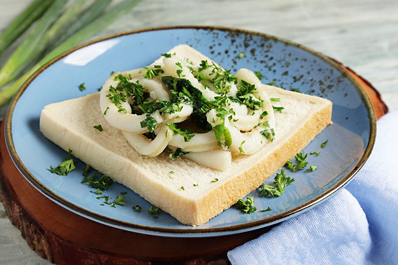 Tintenfische mit Kräutersauce