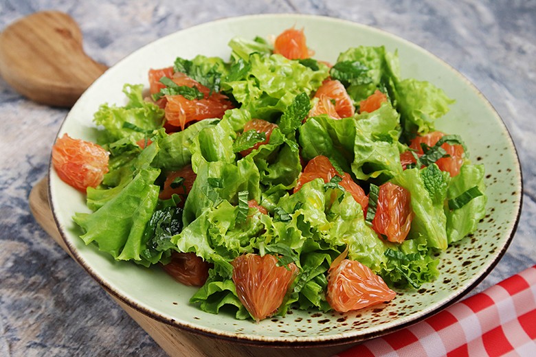 Grüner Salat mit Grapefruit und Minze