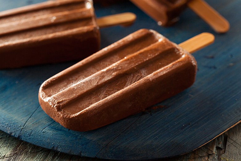 Veganes Schokoeis mit Kokos am Stiel
