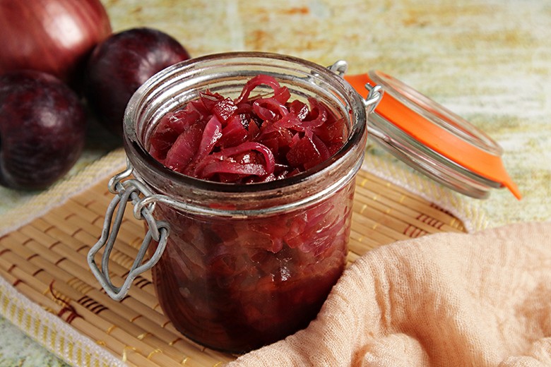 Pflaumen Chutney mit roten Zwiebeln