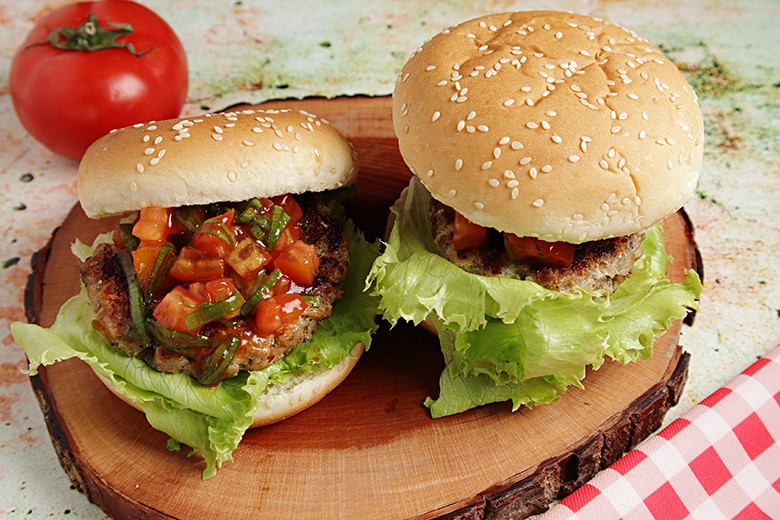 Chili-Burger mit würziger Salsa