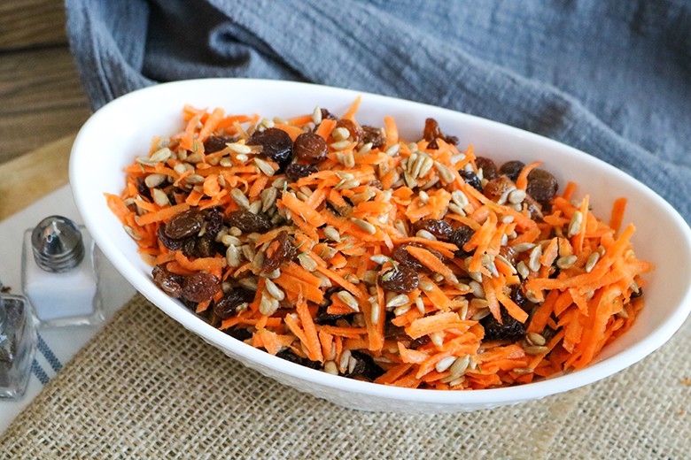 Lieblicher Möhrensalat mit Rosinen