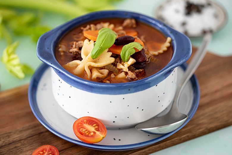 Herzhafte Nudel-Gemüse-Hack-Suppe