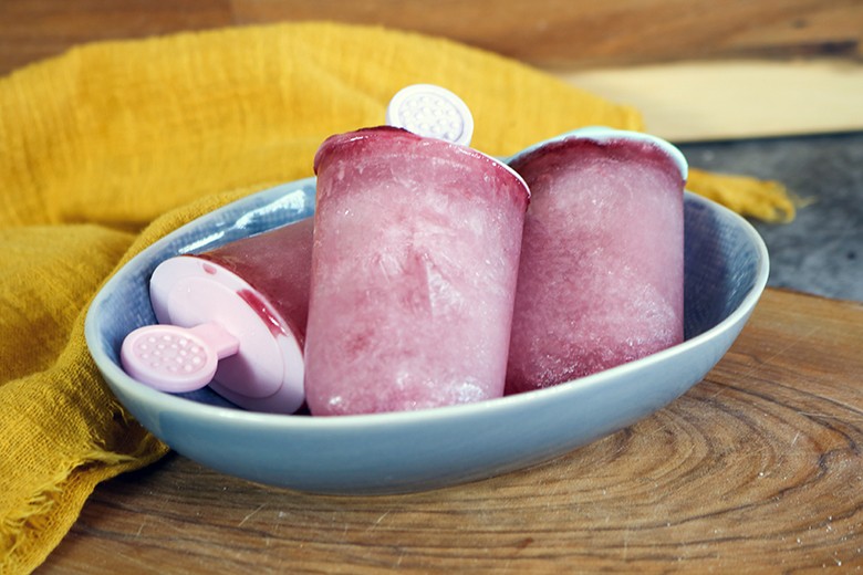 Zuckerfreies Aroniasafteis am Stiel