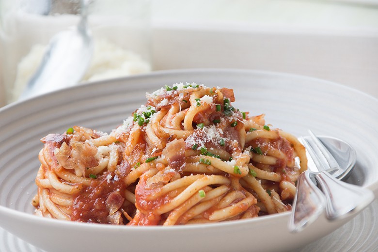 Nudeln mit Tomaten und Speck
