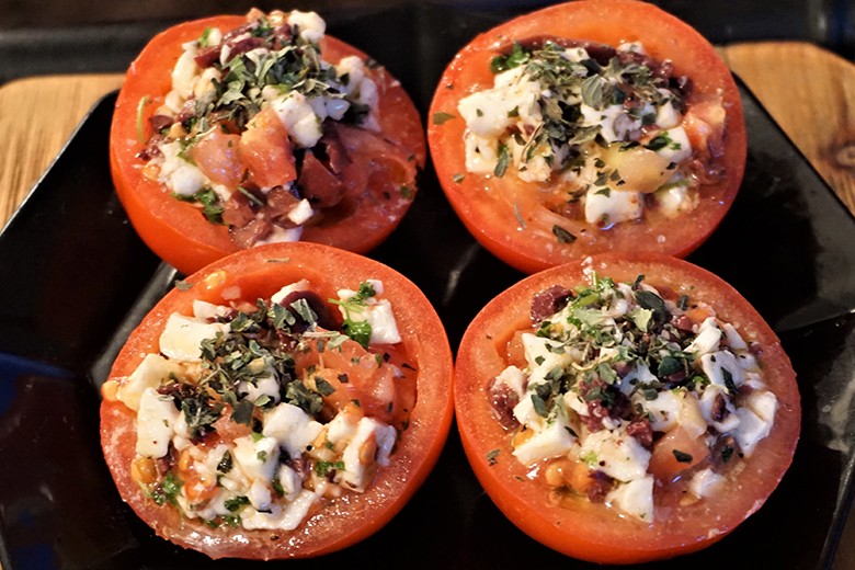Mozzarella-Cocktail in Tomaten
