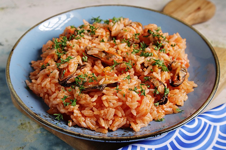 Muscheln mit Reis und Tomaten
