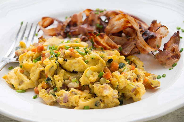 Gemüse-Rührei mit Bacon