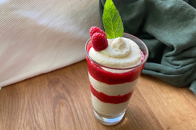 Schmandcreme mit Himbeeren