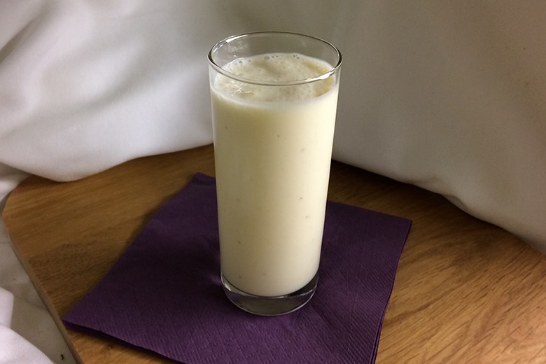Veganer Jogurtshake mit Kokos und Bananen