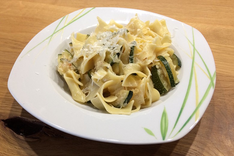 Bandnudeln mit Zucchini-Safransauce