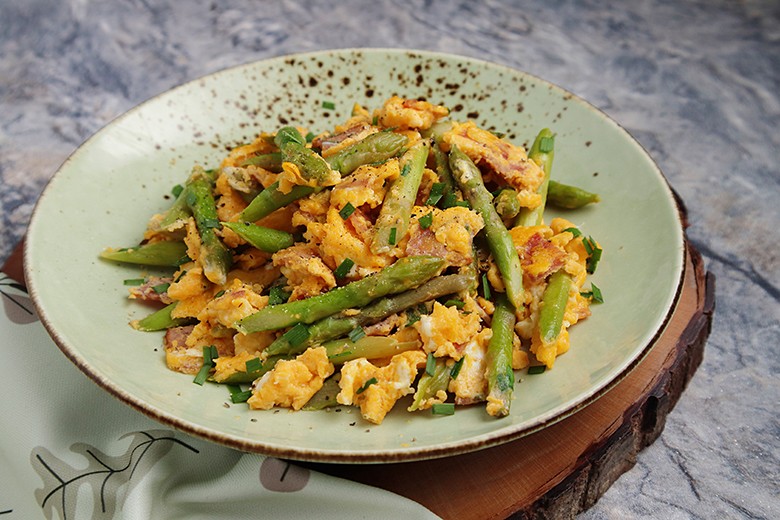 Spargel mit Rührei