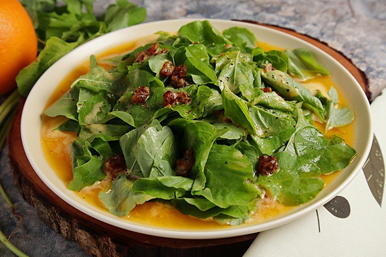 Spinatsalat mit süßem Orangendressing
