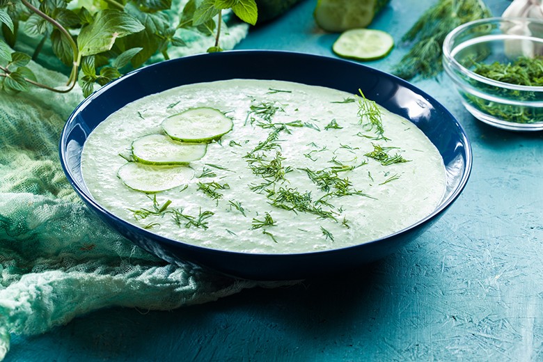 Rohe Gurkensuppe mit Dill