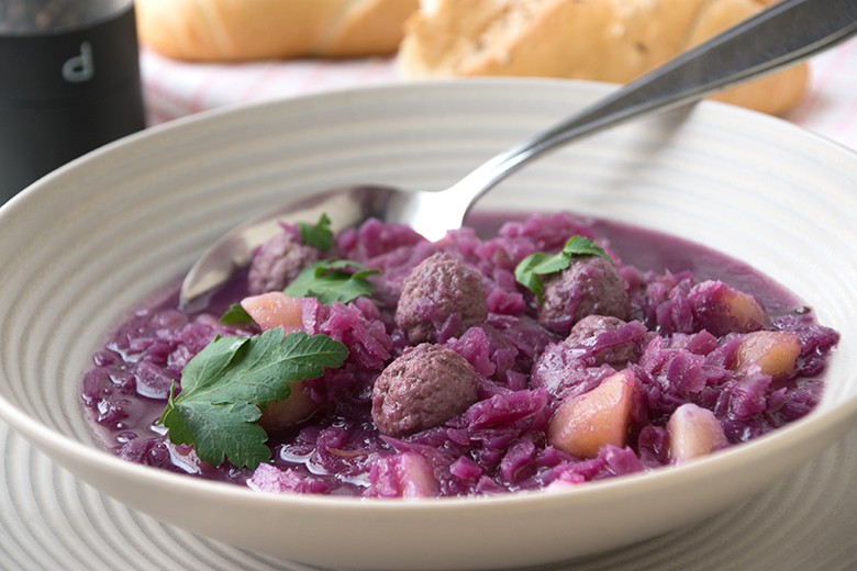 Rotkohlsuppe mit Hackfleisch