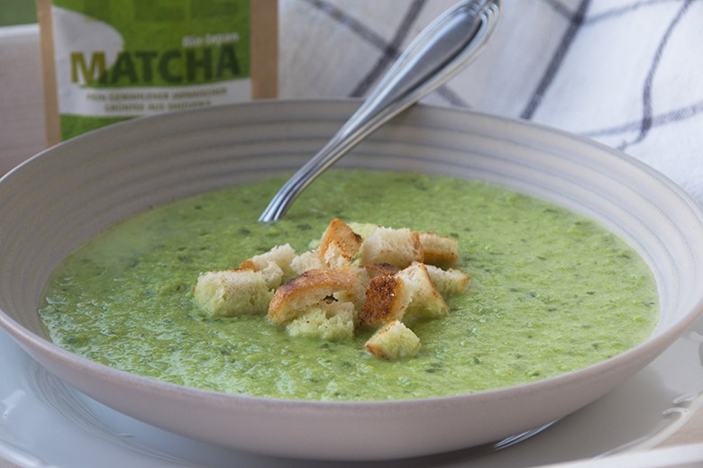 Rohköstliche Erbsensuppe mit Minze
