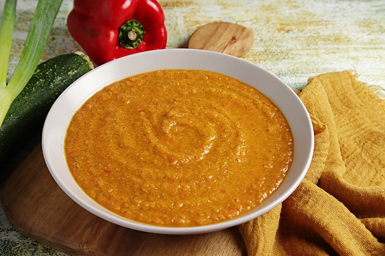 Rohvegane Currysuppe mit Kokos