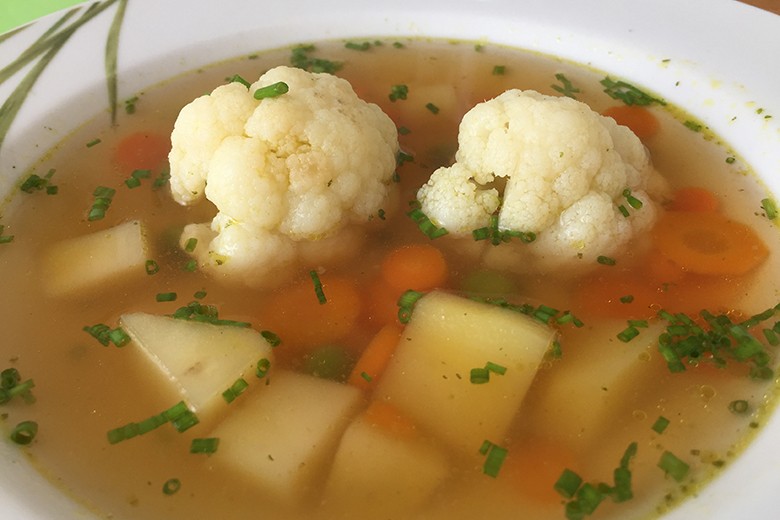 Klare Gemüsesuppe mit Blumenkohl