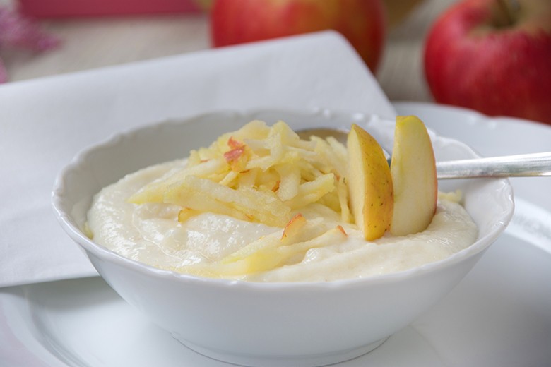 Veganer Grießbrei mit Apfel