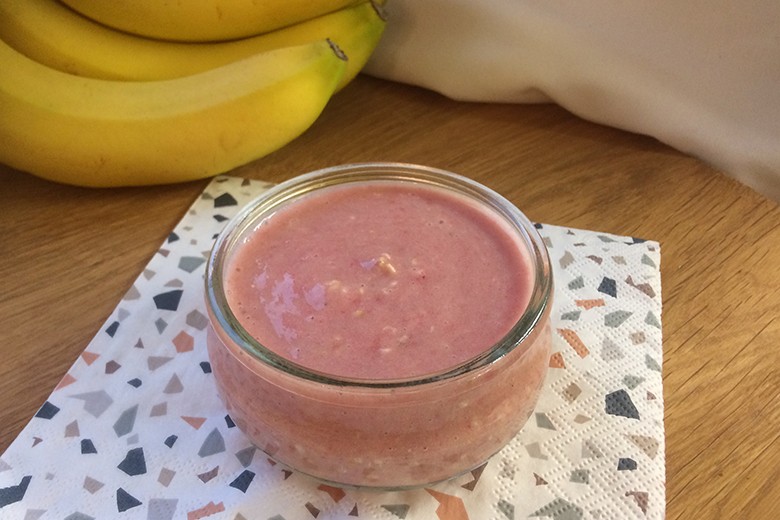 Bananenbrei mit Himbeeren