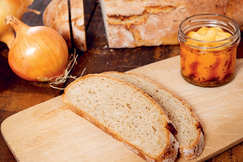 Zwiebelbrot mit Kardamom