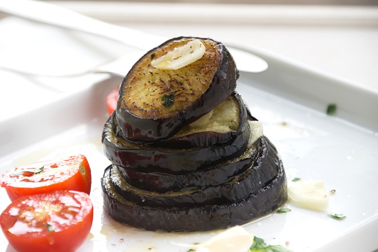 Auberginentürme mit Knoblauch