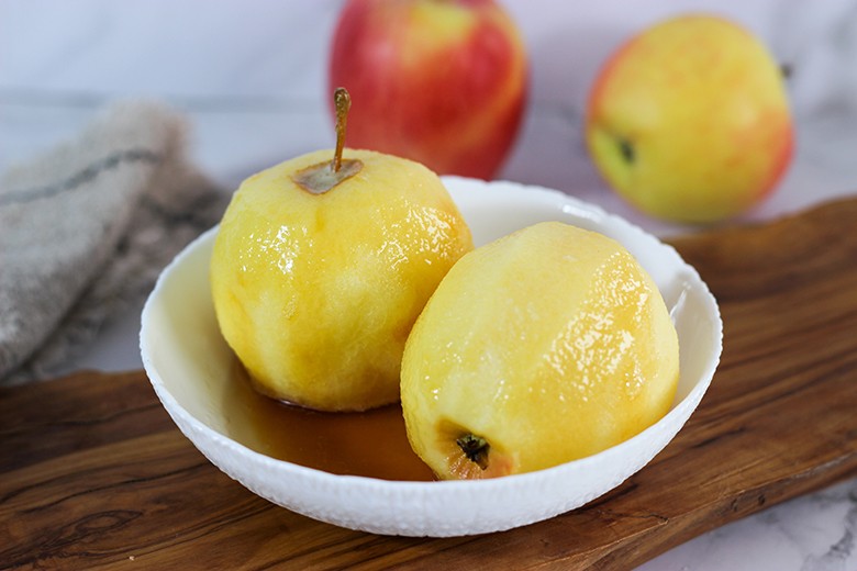 Äpfel in Weinsauce