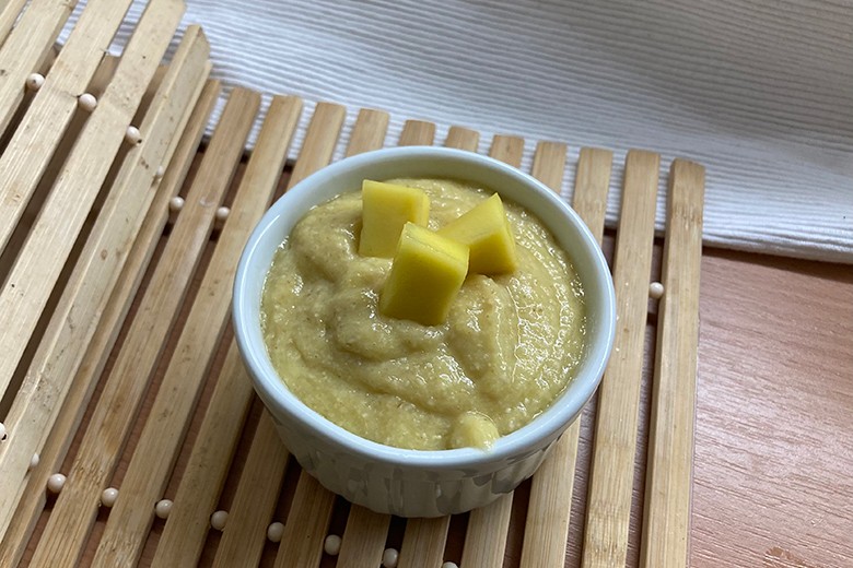 Babybrei mit Mango und Dinkel