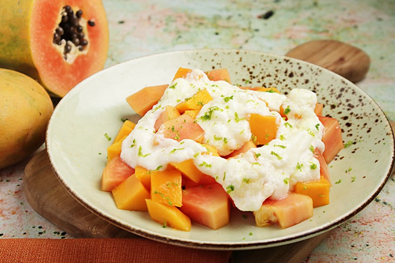 Papaya-Mango-Salat mit Limettenschaum