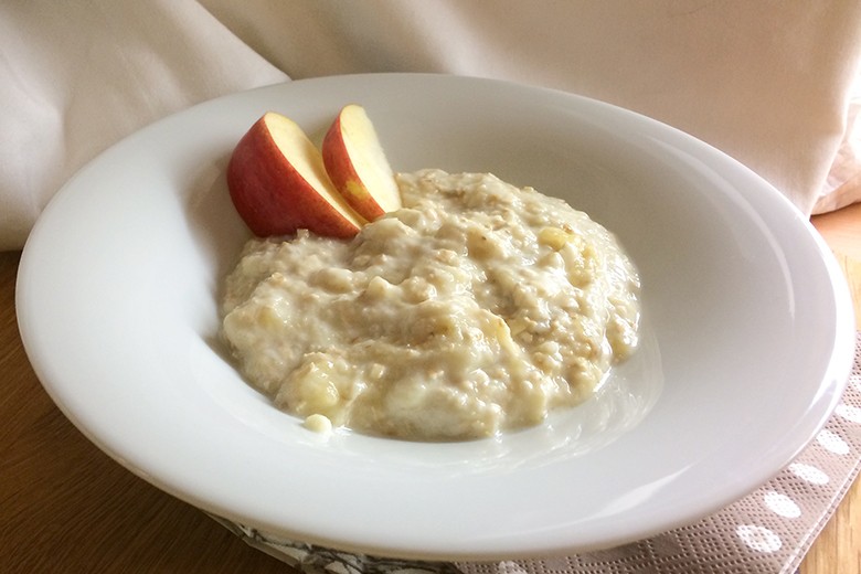 Babymüsli mit Banane, Apfel und veganem Joghurt