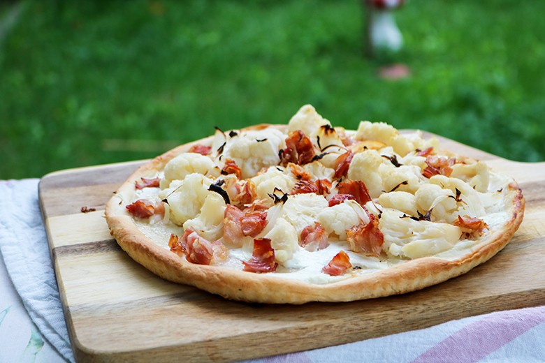 Blumenkohlpizza mit Speck