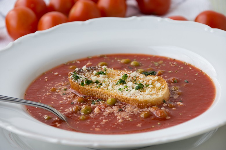 Tomatentopf mit Erbsen