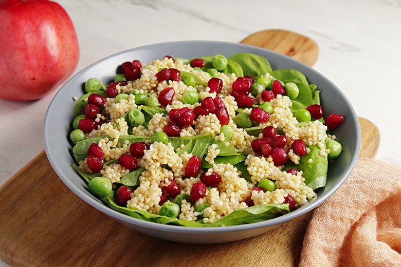 Bowl mit Hirse und Granatapfelkernen