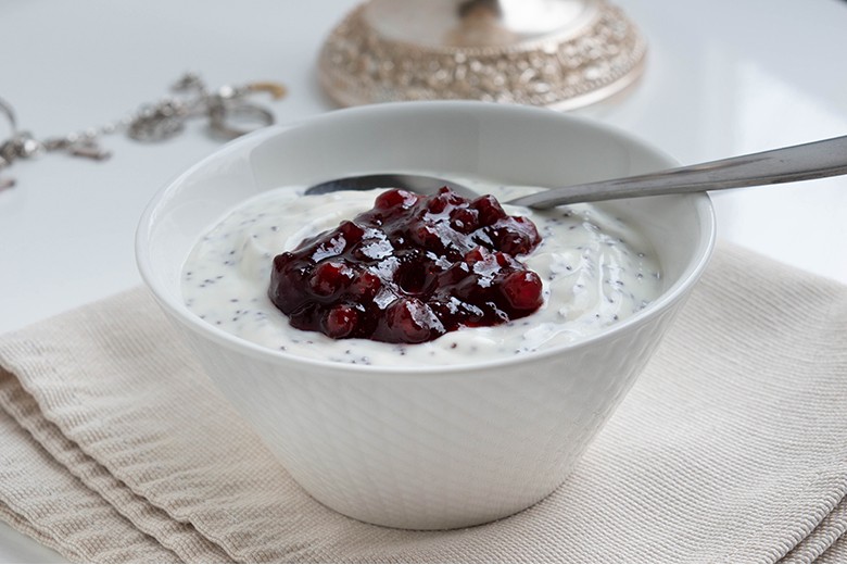 Marzipan-Mohn-Mousse mit Fruchtsoße