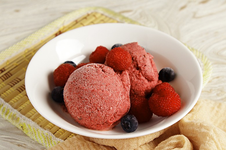 Schnelles, veganes Beereneis