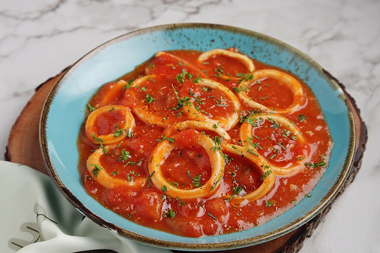 Tintenfisch an Tomatensauce