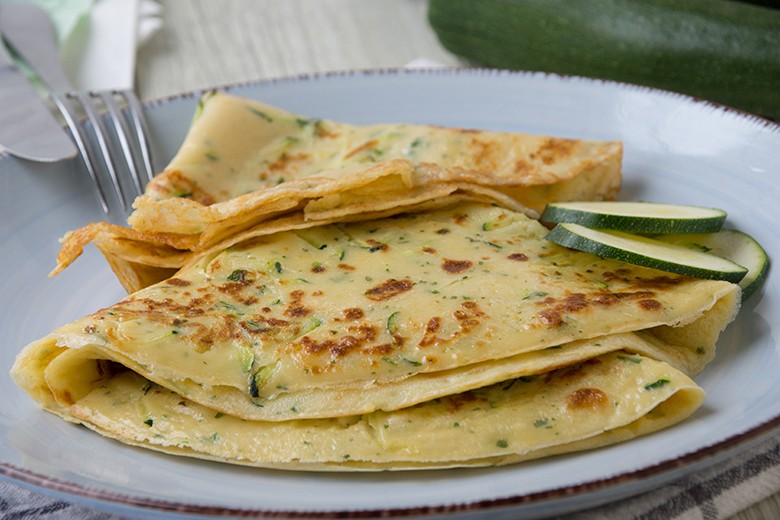 Zucchinipfannkuchen mit Schafskäse