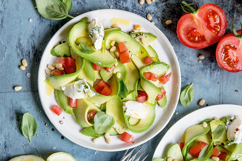Avocado-Carpaccio mit Frischkäsenocken