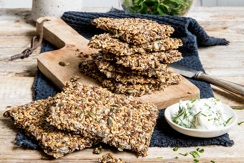Keto-Knäckebrot mit Saaten und Kernen
