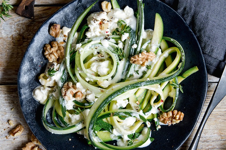 Gemüse-Tagliatelle mit Ziegenfrischkäsesauce