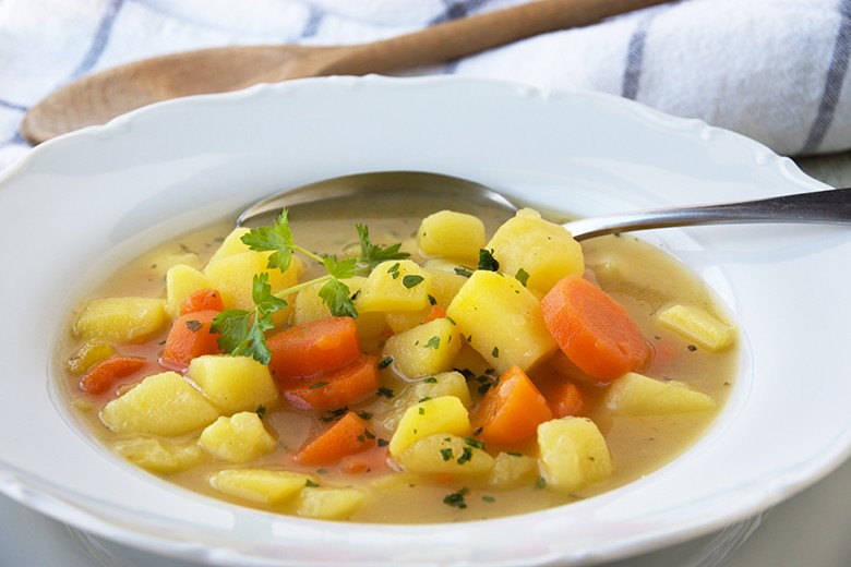 Steckrübensuppe mit Möhren