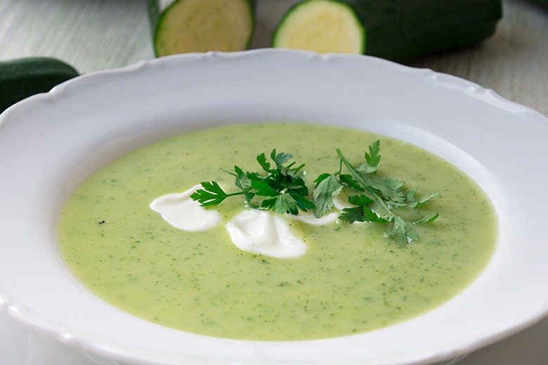 Zucchinicremesuppe mit Schmelzkäse