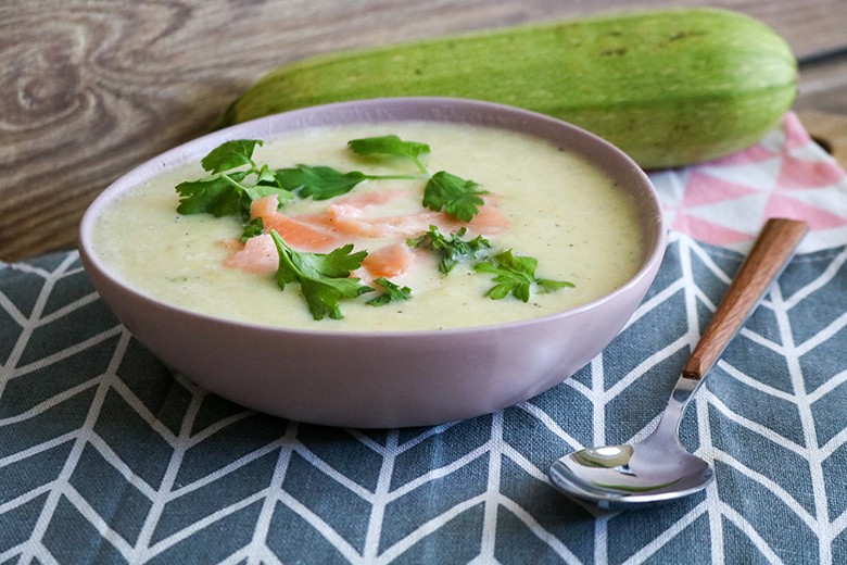 Zucchinicremesuppe mit Lachs