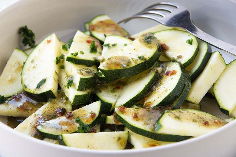 Einfaches Dressing für Zucchinisalat